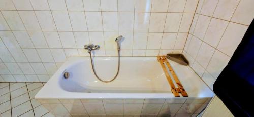 Halle House | Cozy spacious room near Halle Hbf w/ iPad, Netflix & Wi-Fi