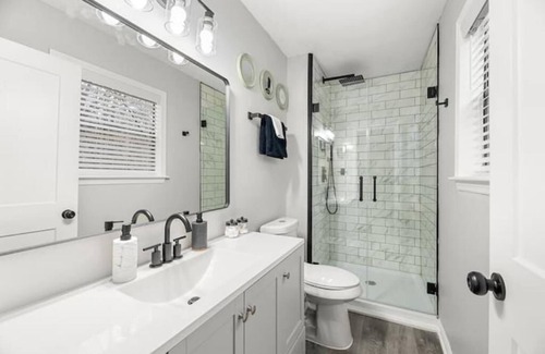 Morrow House | Cozy Spacious Haven Near ATL & Hartsfield-Jackson