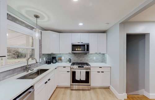 Fayetteville House | Cozy Split Level Pet Friendly Monthly Rental Home
