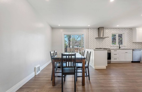 Port Weller West House | Cozy St. Catharines Bungalow: Your Home Away From Home in Niagara Region!
