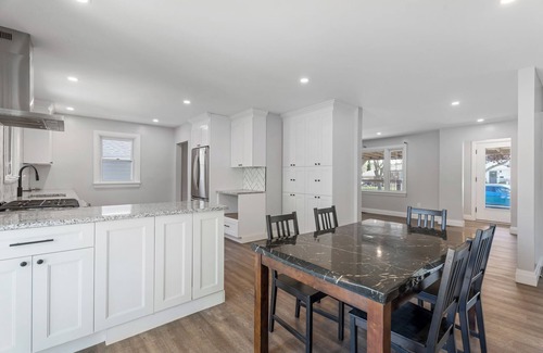 Port Weller West House | Cozy St. Catharines Bungalow: Your Home Away From Home in Niagara Region!