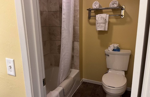 Downtown Monterey House | Cozy Standard Queen Room Near Beach and Across Lake!