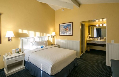 Downtown Monterey House | Cozy Standard Queen Room Near Beach and Across Lake!
