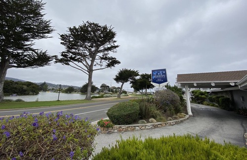 Downtown Monterey House | Cozy Standard Queen Room Near Beach and Across Lake!