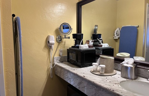 Downtown Monterey House | Cozy Standard Queen Room Near Beach and Across Lake!