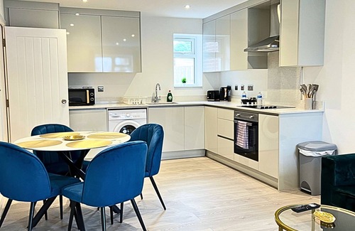 Ashford Apartment | Cozy Stay Near Heathrow Airport with EV Charger