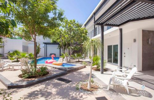 La Paz Hotel | Cozy Stay with Pool BBQ Steps from Hotspots