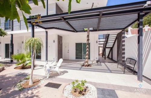 La Paz Hotel | Cozy Stay with Pool BBQ Steps from Hotspots