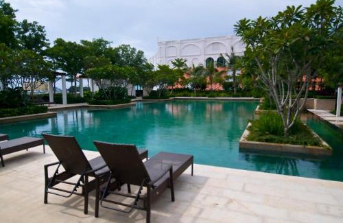 Seri Tanjung Pinang Apartment | Cozy Straits Quay Marina Suites W balgony and free car park 3B2R