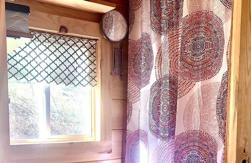 Creston Cabin | Cozy Streamside Tiny Cabin at The Peak
