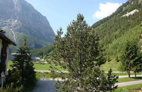 Pralognan-la-Vanoise Apartment | Cozy Studio with South-Facing Balcony Near Ski Trails in Pralognan-la-Vanoise, Sleeps 4