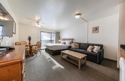Truckee House | Cozy Studio #226 at Donner Lake Village