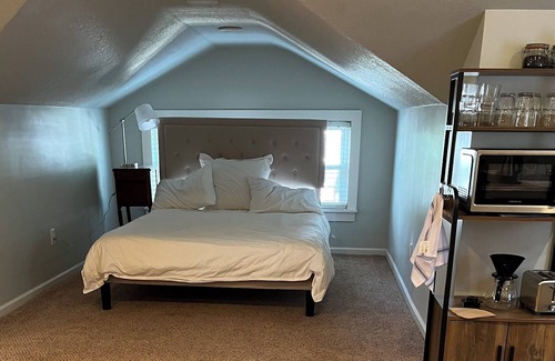 Northeast Kansas City Apartment | Cozy studio apartment for monthly rentals in a quiet residential area.