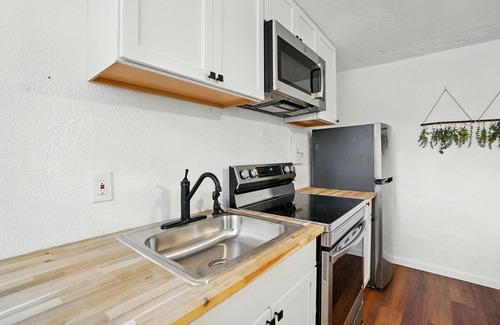 Roselawn Finance Apartment | Cozy Studio Apartment 10 min DTW