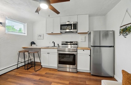 Roselawn Finance Apartment | Cozy Studio Apartment 10 min DTW