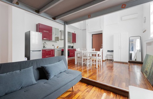 Calvairate Apartment | Cozy studio apartment on two levels, complete with all the main comforts located on the ground floor of a milanese building, in a good logistic position as a base for visiting Milan!Piazza V Giornate, the IED Design Institute and the Mangiagalli Hospital