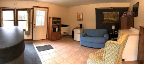 Logan House | Cozy Studio Cabin Rental with Hot Tub Perfect for Glamping in Ohio