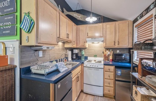 Villas Cabin | Cozy Studio Cabin w/Fire Pit Yard | Walk to Beach