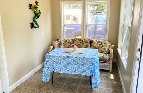 Gulf Shores Cottage | Cozy Studio Cottage - Bay access - Wi-Fi - Pet-friendly
