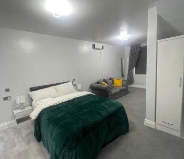 Heaton House | Cozy Studio Flat Romford, London