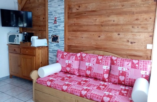 Cohennoz Apartment | Cozy Studio for 4, South-Facing, 300m from Slopes, Pets Welcome