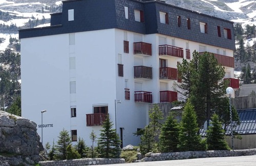 Arette Apartment | "Cozy Studio for 4 Near Ski Slopes with Free Parking & Ski Locker"