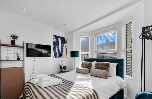 Croham Apartment | Cozy Studio Gem: Newly Renovated Stylish Space