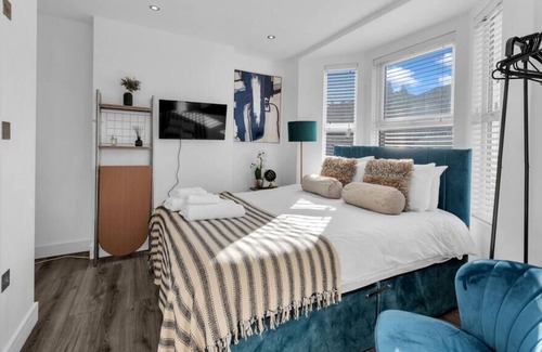 Croham Apartment | Cozy Studio Gem: Newly Renovated Stylish Space