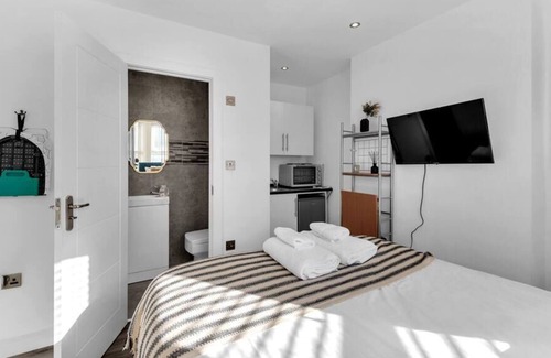 Croham Apartment | Cozy Studio Gem: Newly Renovated Stylish Space