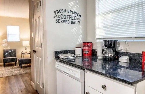 Mid America Cottage | Cozy Studio Home Near the Lake and Sam’s Pizza