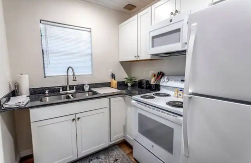 Mid America Cottage | Cozy Studio Home Near the Lake and Sam’s Pizza