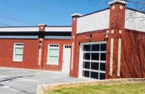 Thomasville Apartment | Cozy studio in a vintage 1930’s Gulf Gas Station in charming Thomasville GA