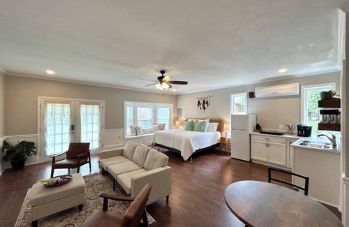Jacksonville Apartment | Cozy studio in adorable Jacksonville with WiFi, AC, Kitchenette.