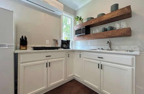 Jacksonville Apartment | Cozy studio in adorable Jacksonville with WiFi, AC, Kitchenette.