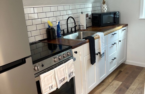 Tallahassee Apartment | Cozy studio in charming NE Tallahassee. 10 miles to the Capital and FSU stadium.