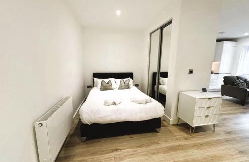 Barnt Green Apartment | Cozy Studio in Solihull with Parking - NEC or Airport