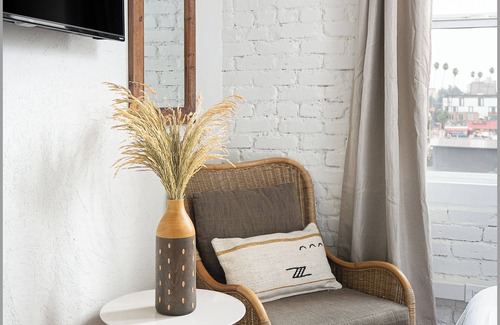 Rampart Village Apartment | Cozy Studio Near Downtown LA's Top Attractions!