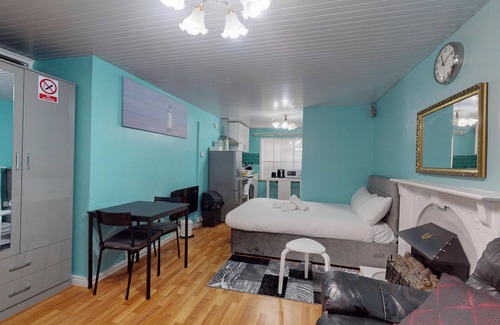 Royal Docks Apartment | Cozy Studio near London City Airport, ExCeL & DLR