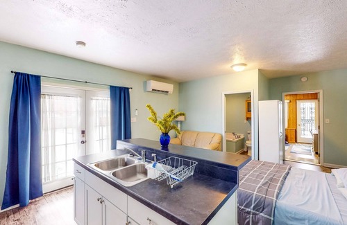 South Bend Apartment | Cozy studio near Notre Dame with jetted tub & central AC - dog-friendly