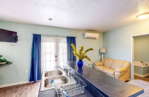 South Bend Apartment | Cozy studio near Notre Dame with jetted tub & central AC - dog-friendly