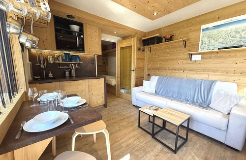 Cohennoz Apartment | Cozy Studio Near Ski Slopes - Sleeps 4 with Balcony and Parking