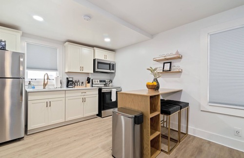 Hillsboro Village House | Cozy Studio Near Vanderbilt & Belmont | Walkable and Dog-Friendly