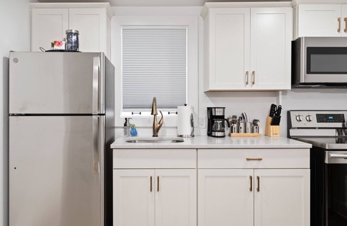 Hillsboro Village House | Cozy Studio Near Vanderbilt & Belmont | Walkable and Dog-Friendly