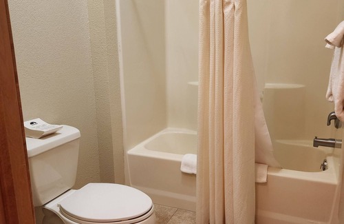 Three Lakes Apartment | Cozy Studio Retreat at Northernaire Resort – Perfect for a Northwoods Getaway!