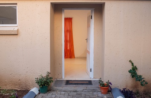 Greater Johannesburg Metropolitan Area Apartment | Cozy Studio Room to Rent in Johannesburg City