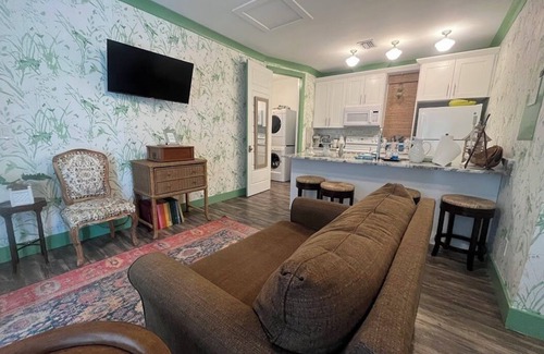 Fort Myers River District Apartment | Cozy studio with AC and WiFi in delightful Downtown Fort Myers