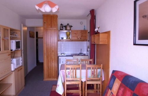 Le Pleynet Apartment | Cozy Studio with Balcony, Near Slopes and Shops, Ski-in/Ski-out Access