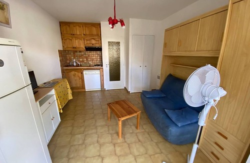 La Franqui-Plage Apartment | Cozy Studio with Cabine, 4 Guests, Near Beach and Shops, Terrace, Parking, Fully Equipped