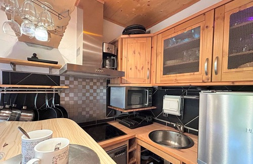 Meribel Centre Apartment | Cozy Studio with Terrace, Pool Access & Parking – Steps to Shops & Skiing, Méribel