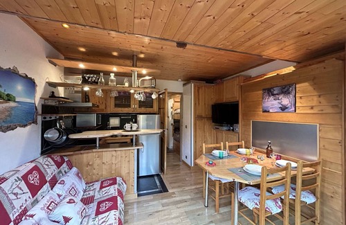 Meribel Centre Apartment | Cozy Studio with Terrace, Pool Access & Parking – Steps to Shops & Skiing, Méribel
